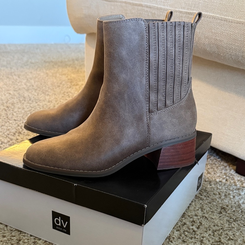 DV by Dolce Vita Women's brown Ankle Booties